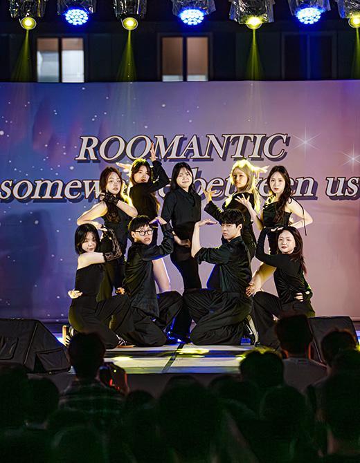 호연학사에서 공연하는 학생들