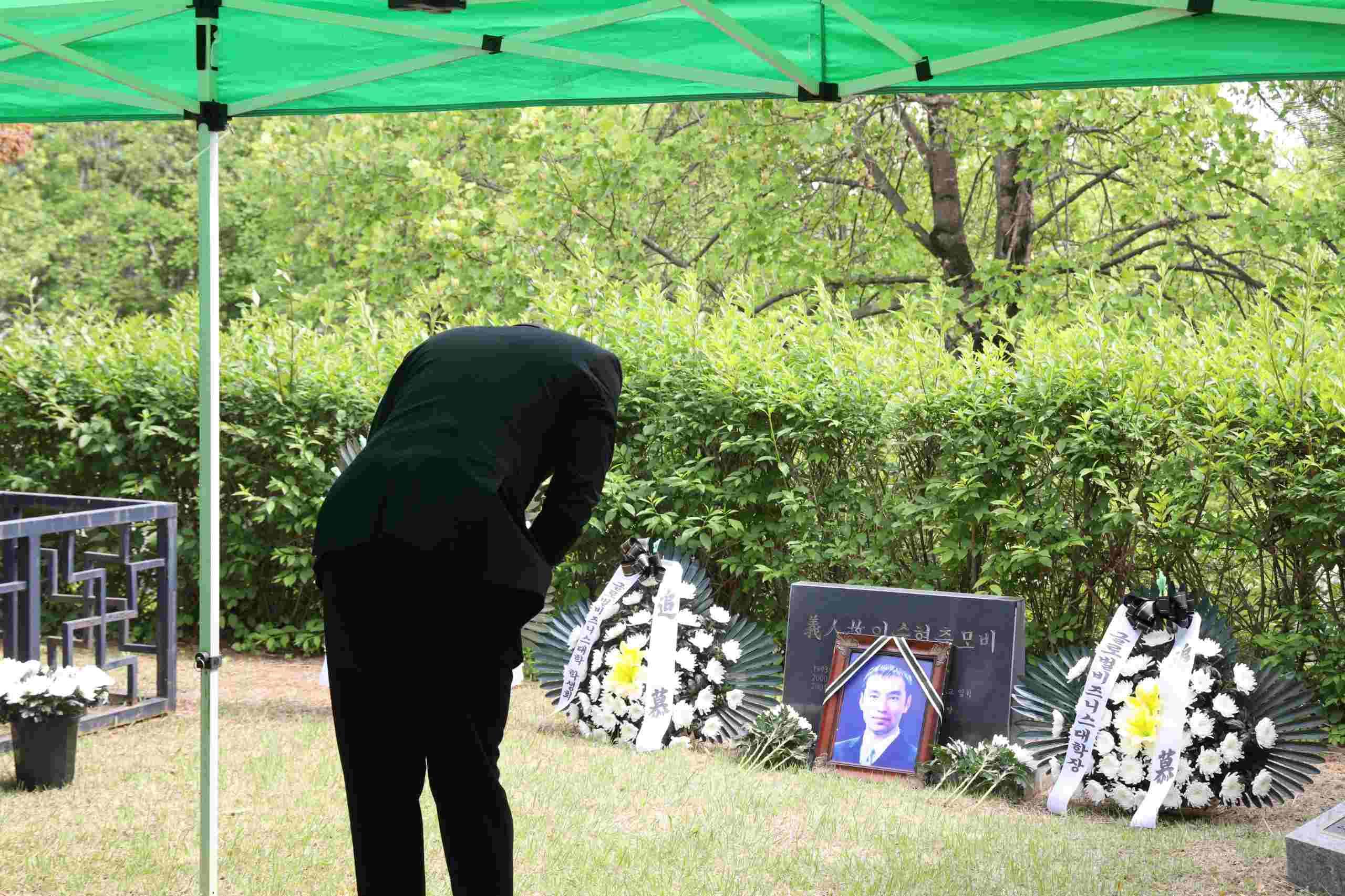 추모비 앞에서 추모 중인 학생